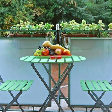 Apartment At Colosseo With Terrace Overlooking The Garden By Lyon Rom Exteriör bild