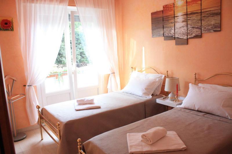Apartment At Colosseo With Terrace Overlooking The Garden By Lyon Rom Exteriör bild